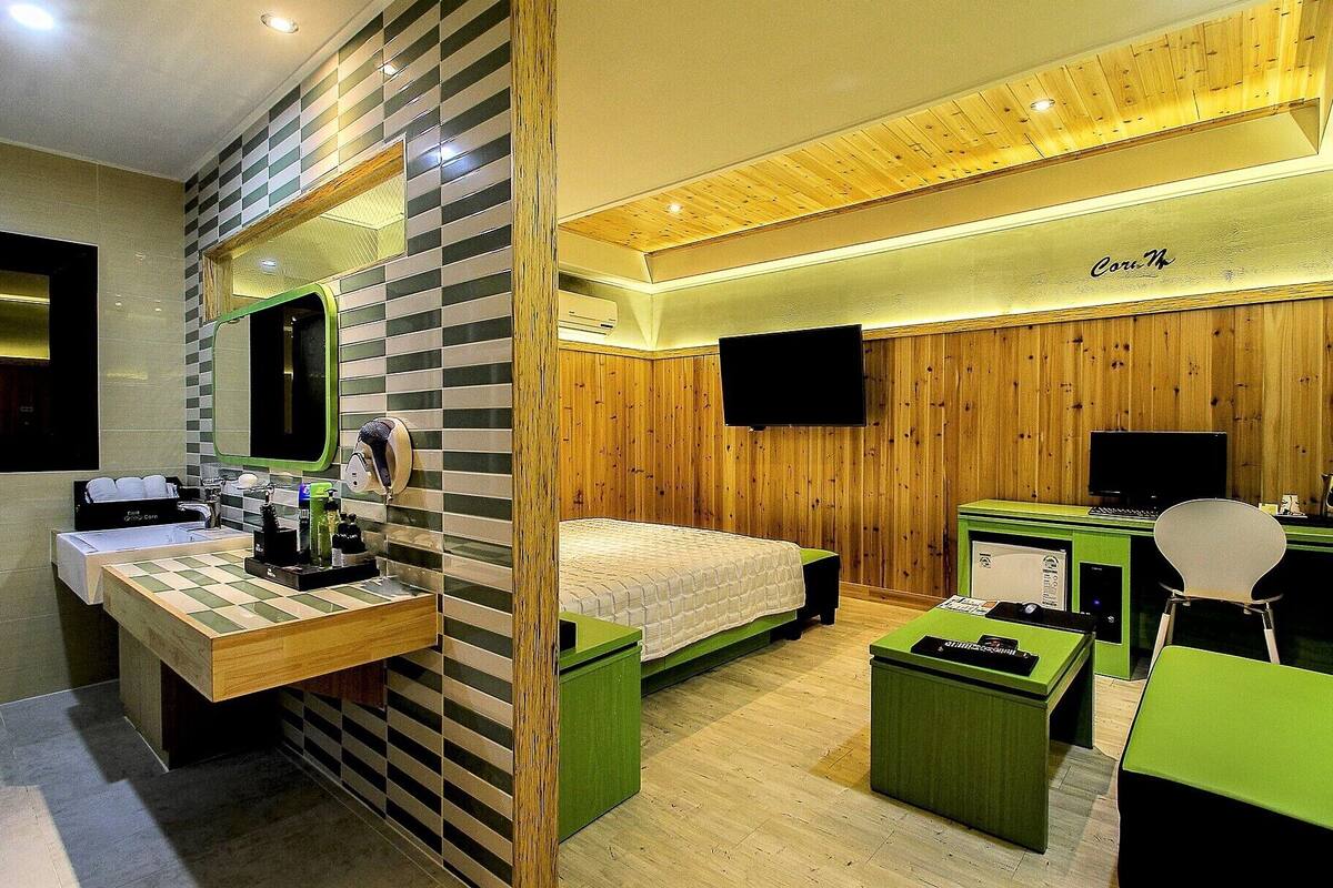 Premium tweepersoonskamer, 1 kingsize bed | 1 slaapkamer, luxe beddengoed, individueel gedecoreerd, een bureau