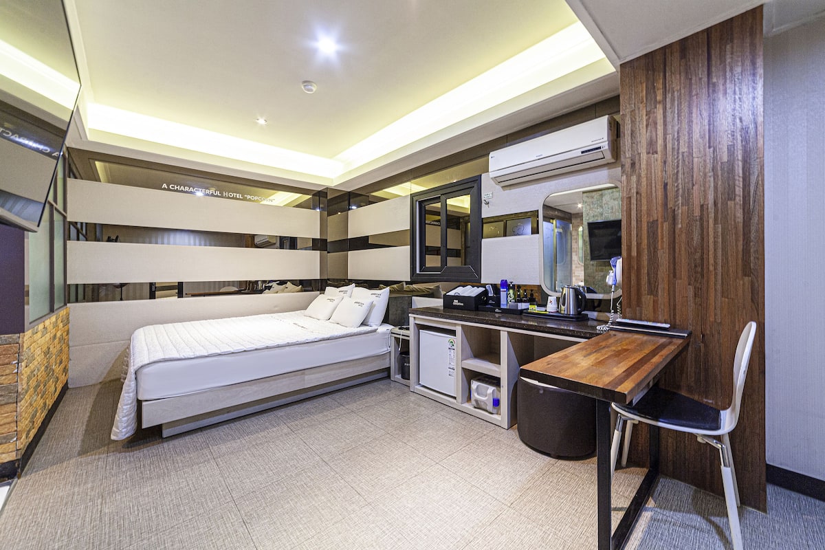 Deluxe tweepersoonskamer, 1 kingsize bed | 1 slaapkamer, luxe beddengoed, individueel gedecoreerd, een bureau