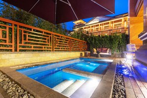 Outdoor spa tub