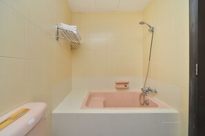 Comfort Triple Room | Bathroom | Combined shower/bathtub, free toiletries - Hotel 34 (SINGAPORE)