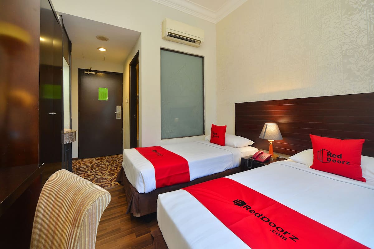 Superior Twin Room | In-room safe, desk, iron/ironing board, WiFi (free)