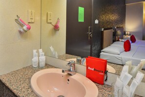 Bañera con ducha, artículos de tocador gratuitos