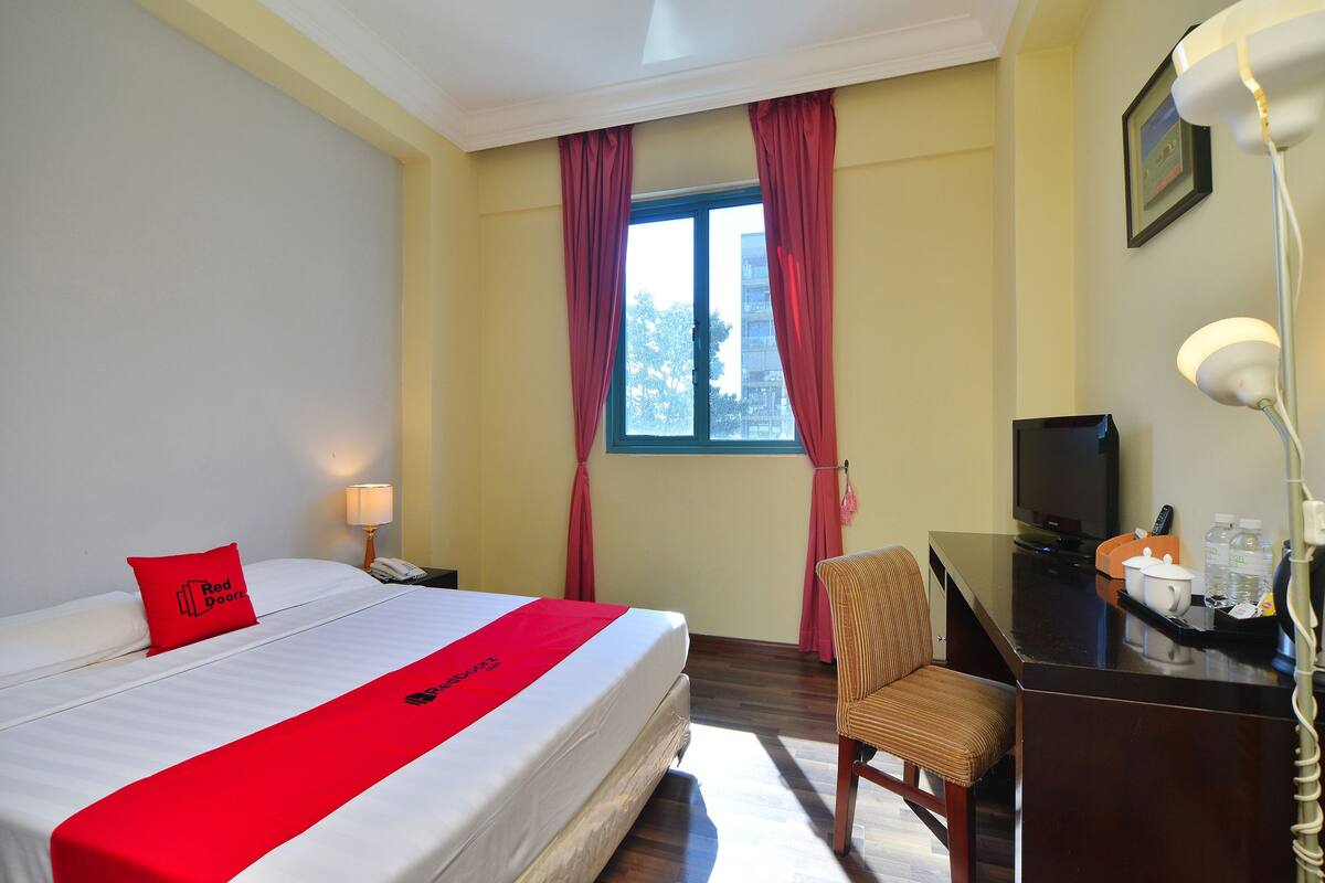 Deluxe Double Room | In-room safe, desk, iron/ironing board, WiFi (free)