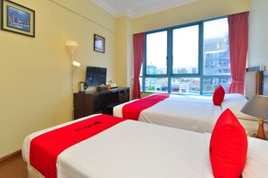 Caja de seguridad en la habitación y escritorio 