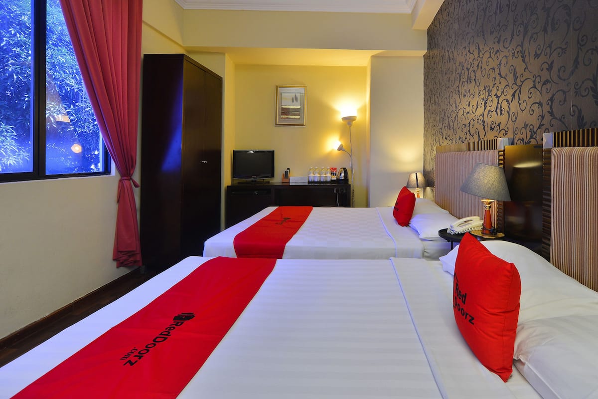 Comfort Quadruple Room | In-room safe, desk, iron/ironing board, WiFi (free)