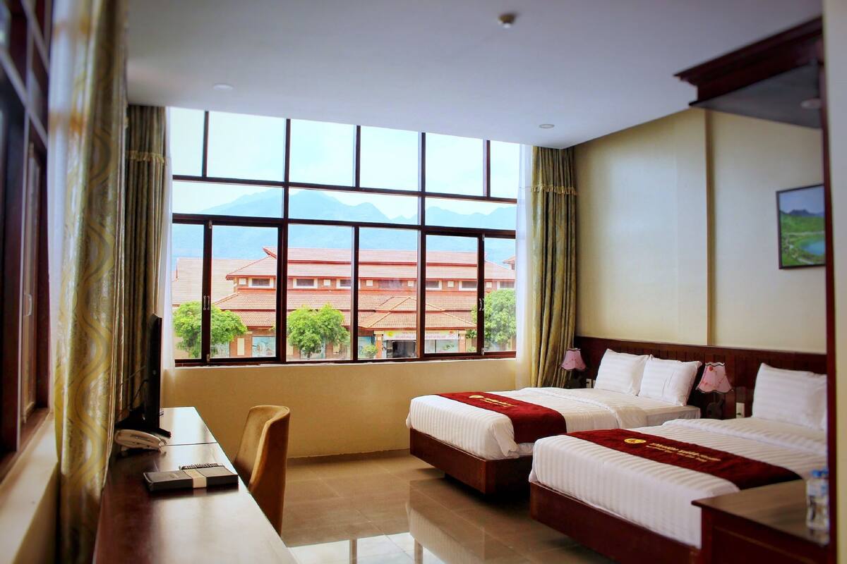 Suite Keluarga, pemandangan resor | Minibar, brankas, meja kerja, dan ruang kerja ramah laptop