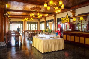 3 restaurantes, se sirve desayuno, cocina local e internacional