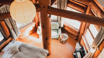 Quarto triplo luxo, 3 quartos, para não fumantes, banheiro privativo (121, Log Hotel, 2F) | Edredons de pluma, cortinas blackout, Wi-Fi de cortesia