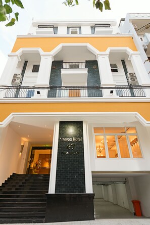 Vista frontal de la propiedad