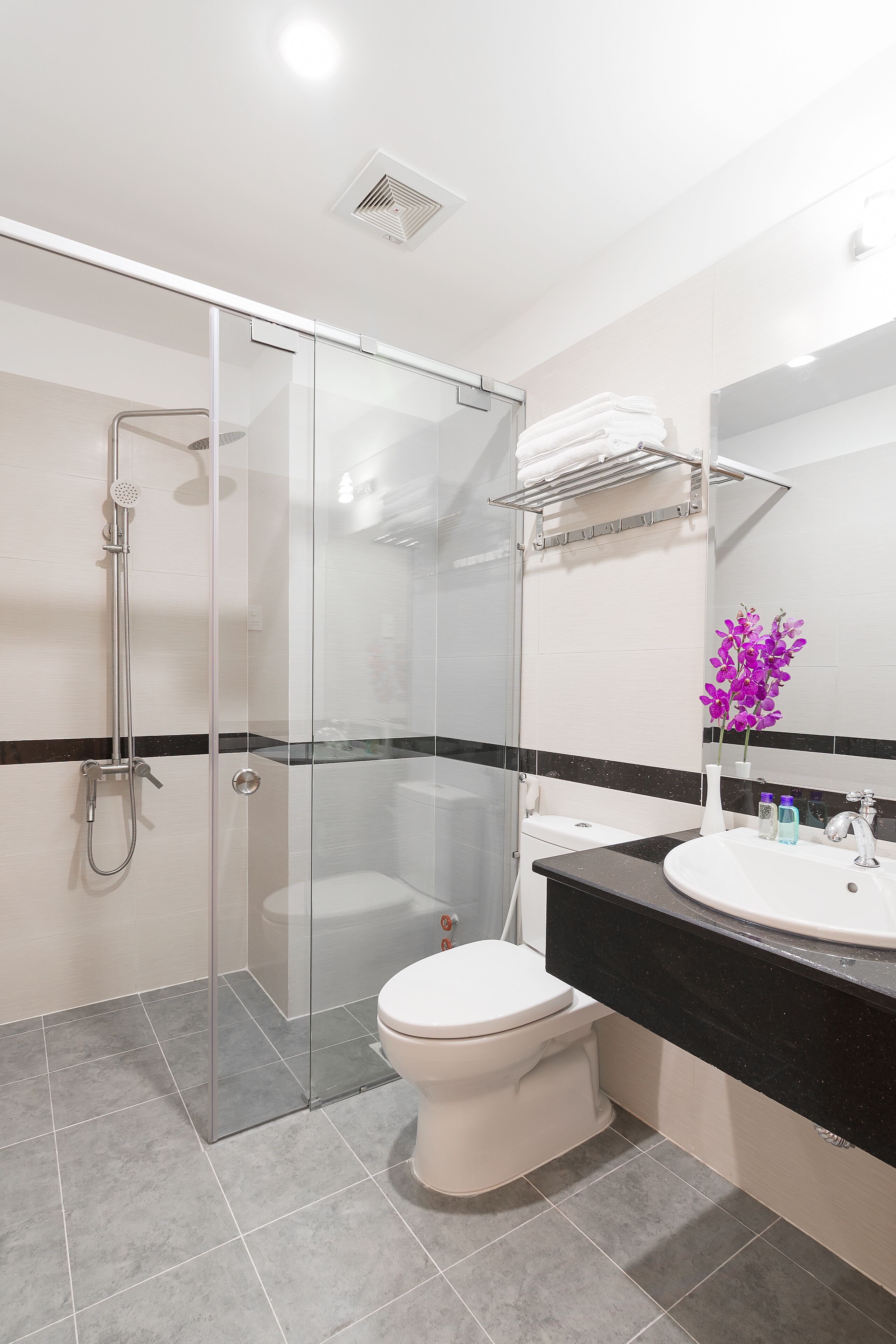 standard twin room | bathroom | shower, free toiletries, hair dryer, slippers