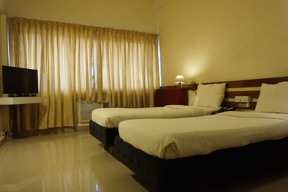 Economy Room (Airconditioned) | Minibar, in-room safe, desk, rollaway beds (free)