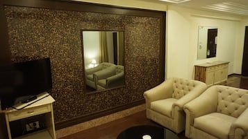 Suite | Minibar, in-room safe, desk, free rollaway beds