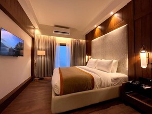 Minibar, in-room safe, desk, free rollaway beds - Hotel Poonja International (Mangaluru)