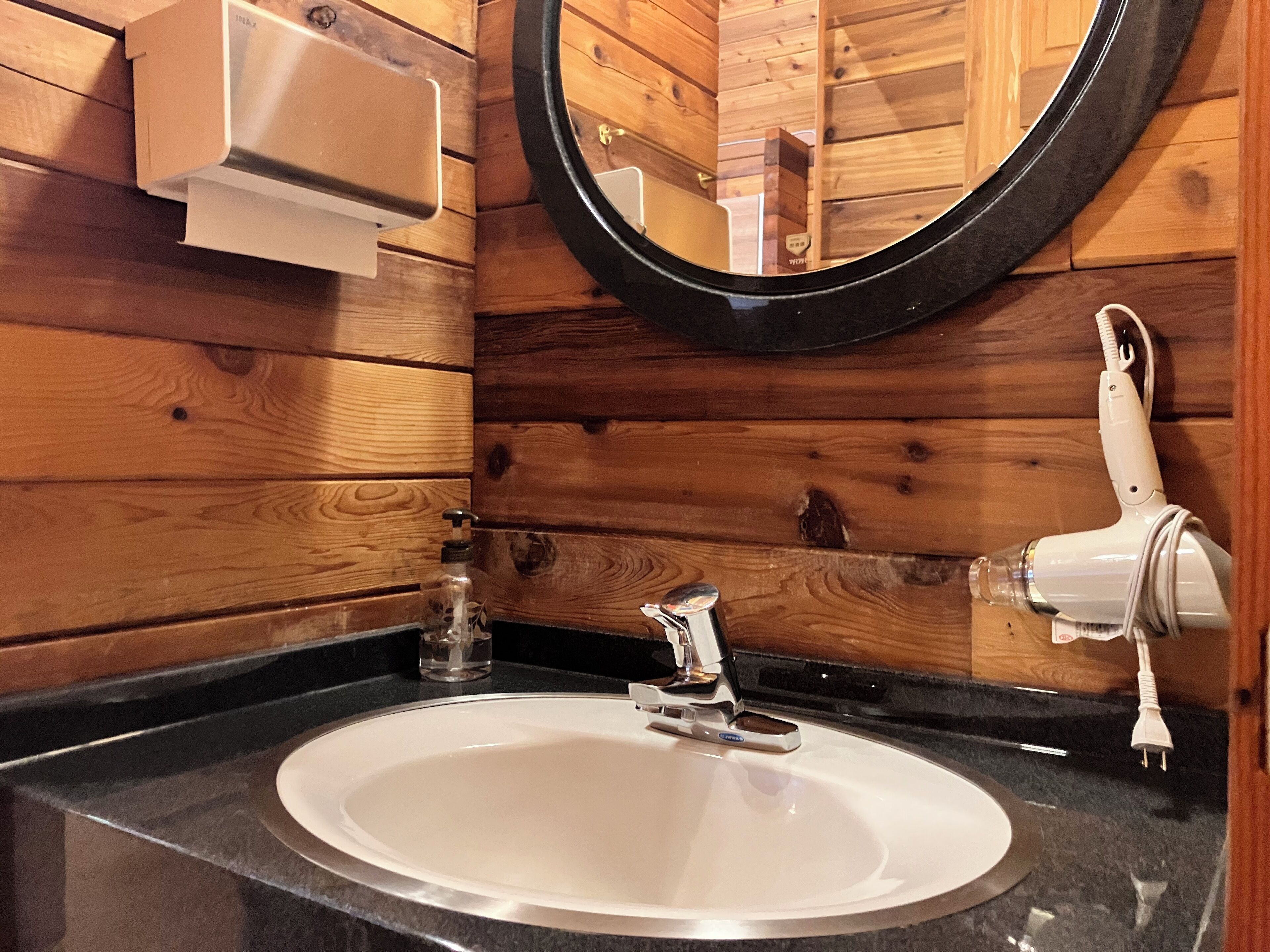 ブラウニー コテージ | バスルーム | 個別の浴槽とシャワー、ヘアドライヤー、ビデ、タオル