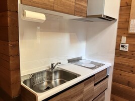 ブラウニー コテージ | 専用キッチン | 冷蔵庫、電子レンジ、コンロ、電気ポット