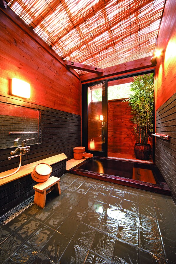 Cottage Deluxe, bain à remous (Type C - 101, Hot Stoned Bath) | Salle de bain | Sèche-cheveux, serviettes fournies, savon, shampoing
