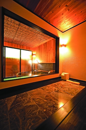Desk, free WiFi, bed sheets. Tamayura no Sato