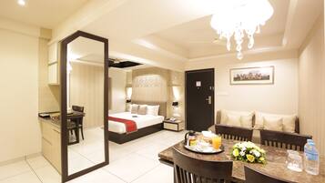 Studio Suite With Kitchen | Makan di kamar