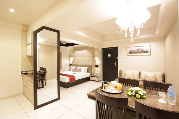Studio Suite With Kitchen | In-room dining
