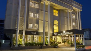 Ein Hotel mit einer klassischen Fassade, großen Säulen und einem gut beleuchteten Eingang.