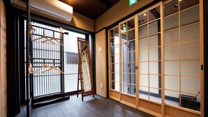 In-room safe, desk, WiFi (free), bed sheets - Rinn Sennyuji (Kyoto)