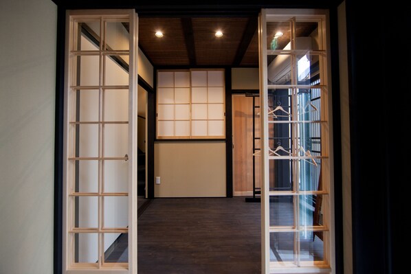 Caja de seguridad en la habitación, escritorio y wifi gratis 