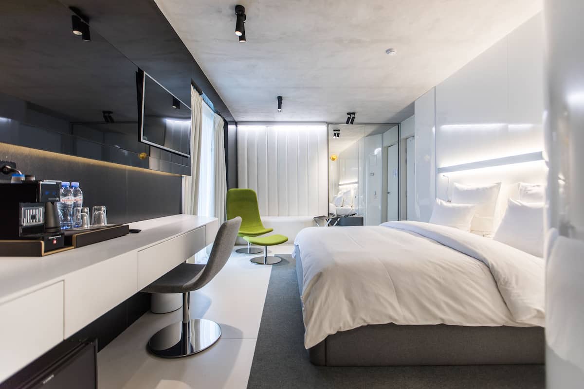 Room (Bezier)