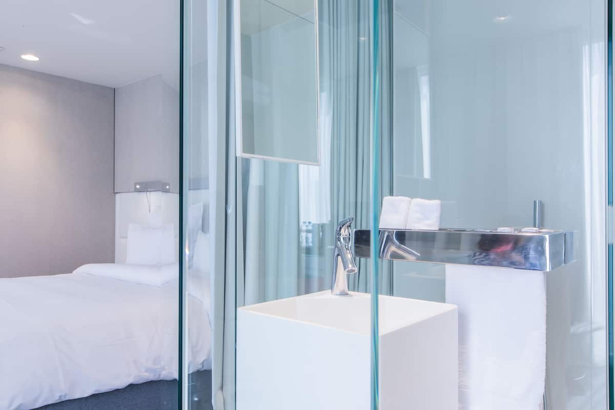 Ropa de cama hipoalergénica y minibar