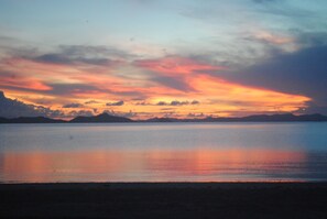Beach nearby, beach towels - QI Palawan by Cocotel powered by ASTON (El Nido)
