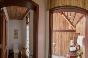 Shower, free toiletries, hair dryer, bathrobes - QI Palawan by Cocotel powered by ASTON (El Nido)