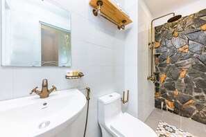 Regadera, amenidades de baño gratuitas, secadora de cabello, batas 