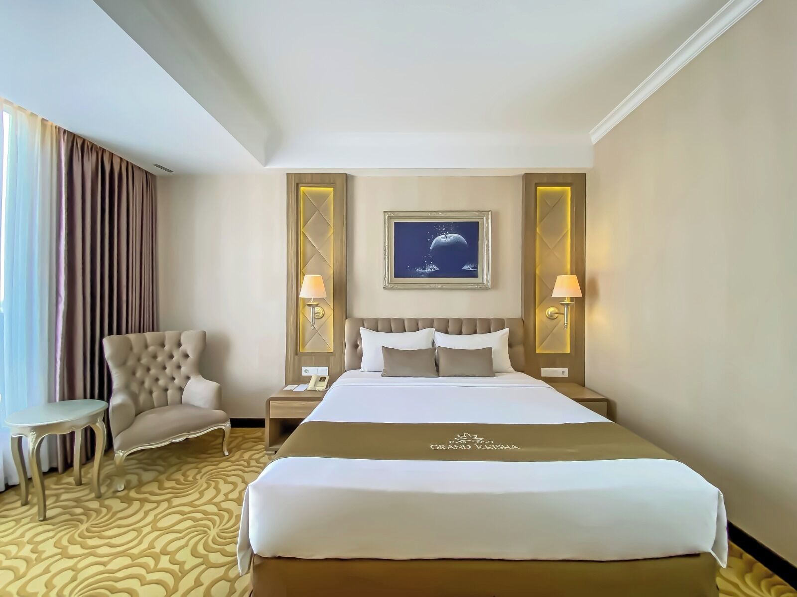 deluxe room, 1 queen bed | in-room safe, individually decorated, individually furnished, desk