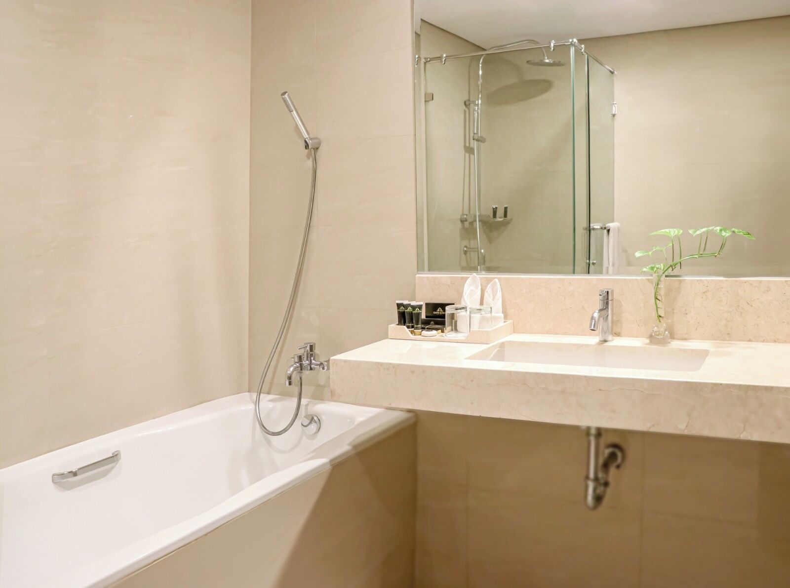 junior suite | bathroom | shower, free toiletries, hair dryer, slippers