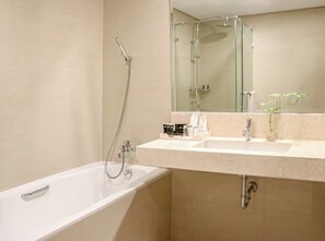 Junior suite | Badkamer | Een douche, gratis toiletartikelen, een haardroger, pantoffels