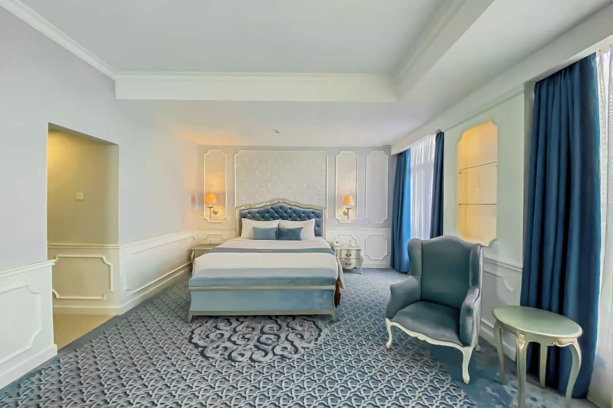junior suite | in-room safe, individually decorated, individually furnished, desk