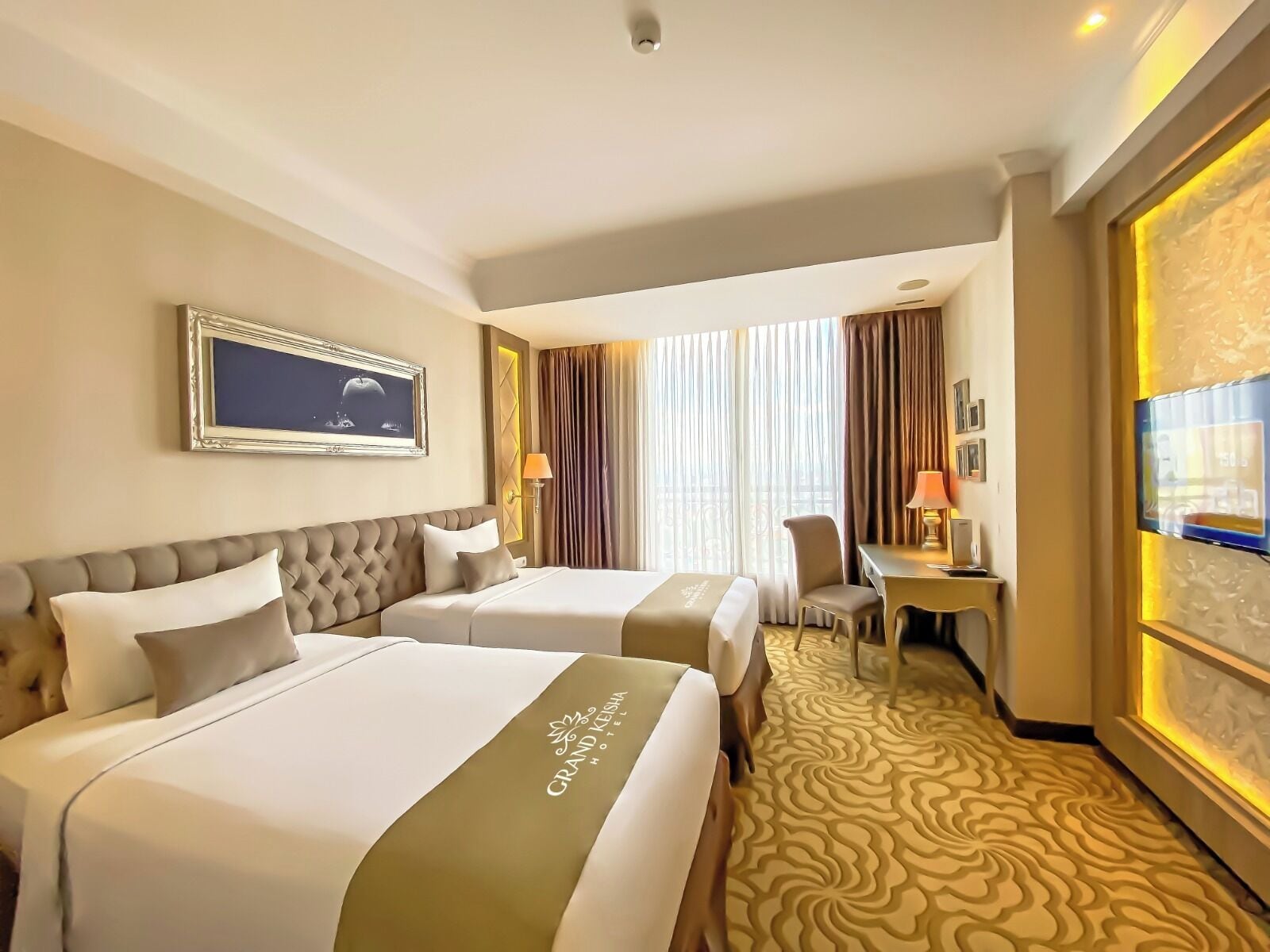 deluxe twin room | in-room safe, individually decorated, individually furnished, desk