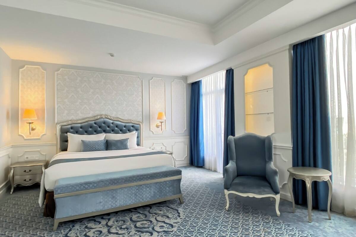 junior suite | in-room safe, individually decorated, individually furnished, desk