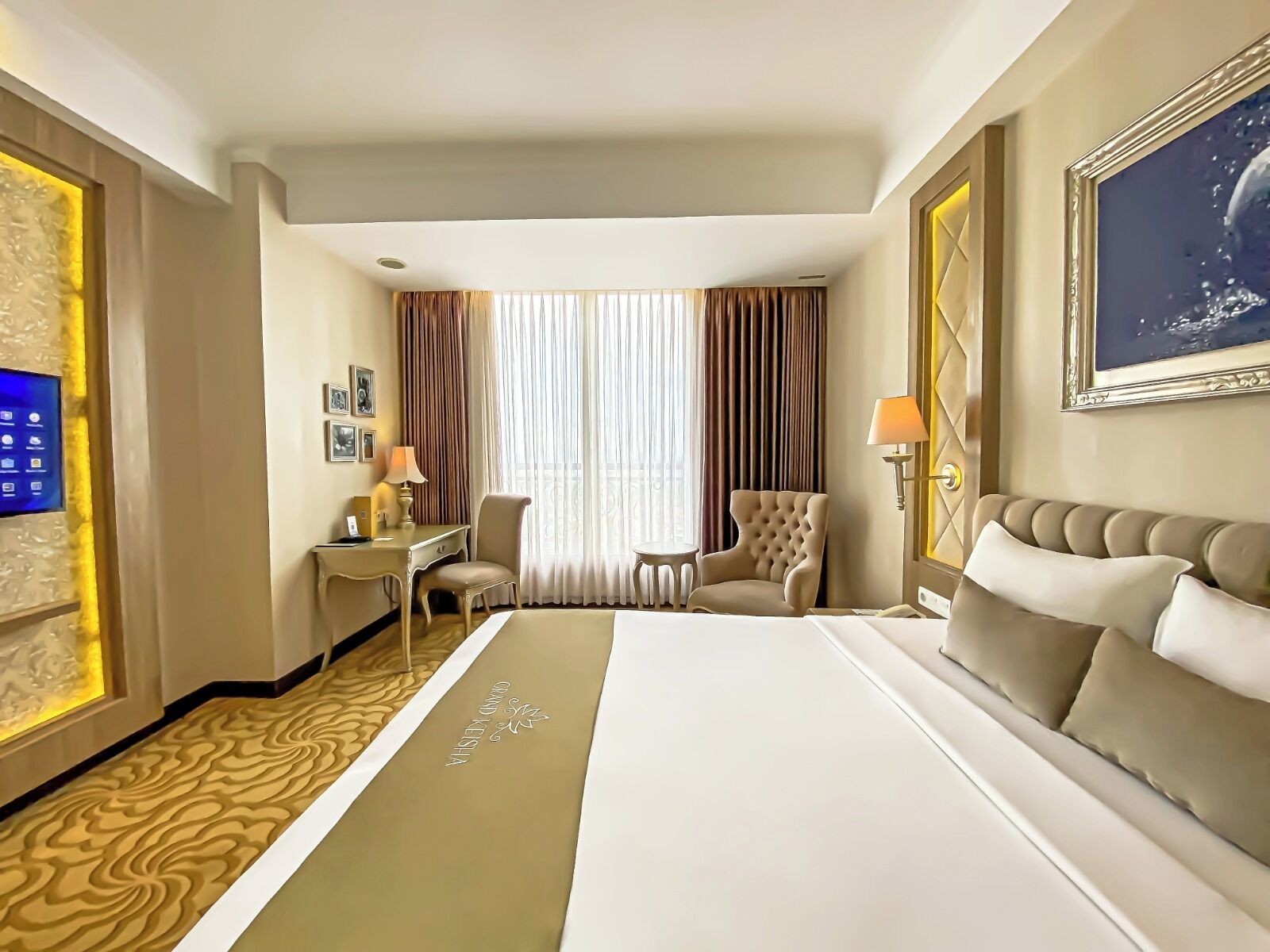deluxe room, 1 queen bed | in-room safe, individually decorated, individually furnished, desk