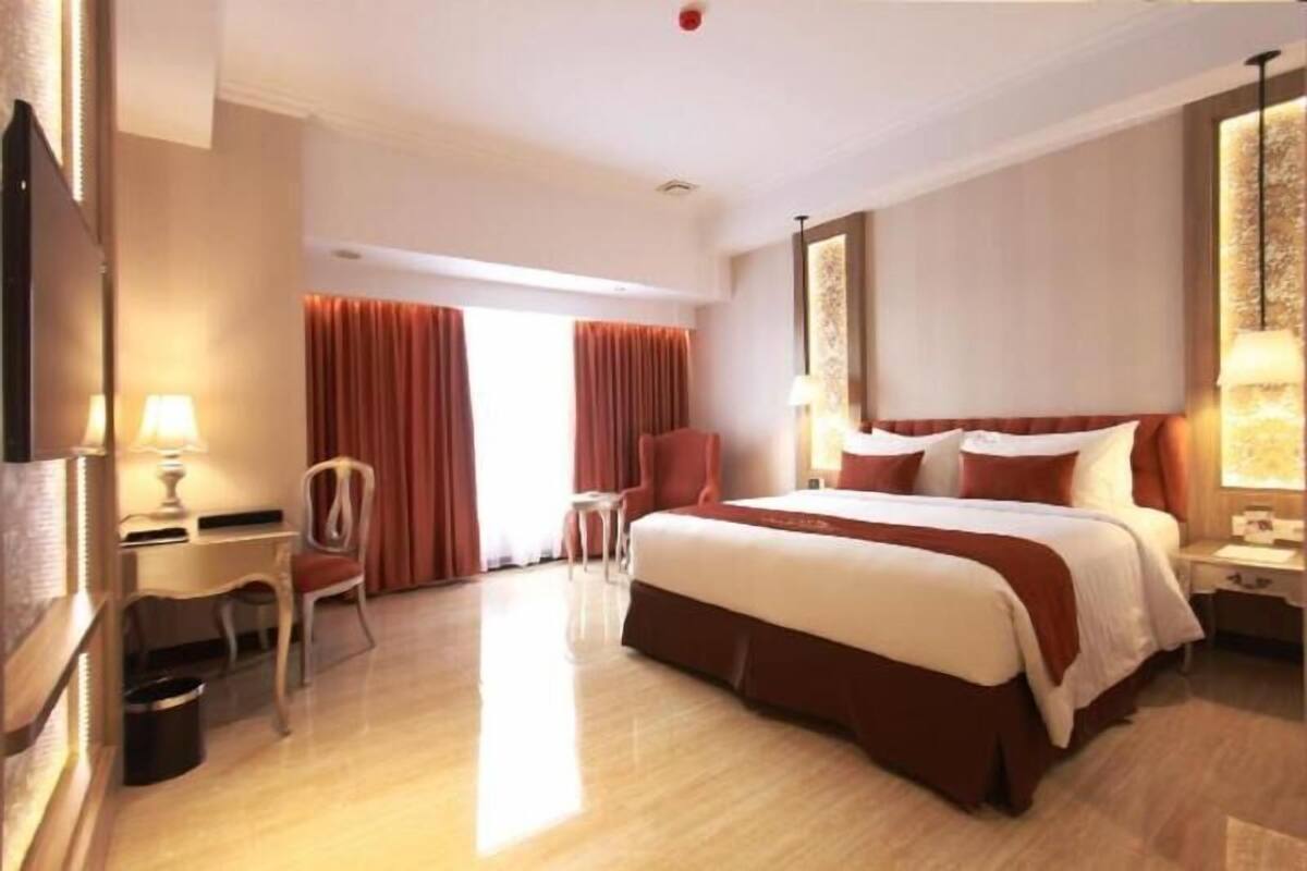 Brankas, meja kerja, kedap suara, dan tempat tidur lipat/tambahan