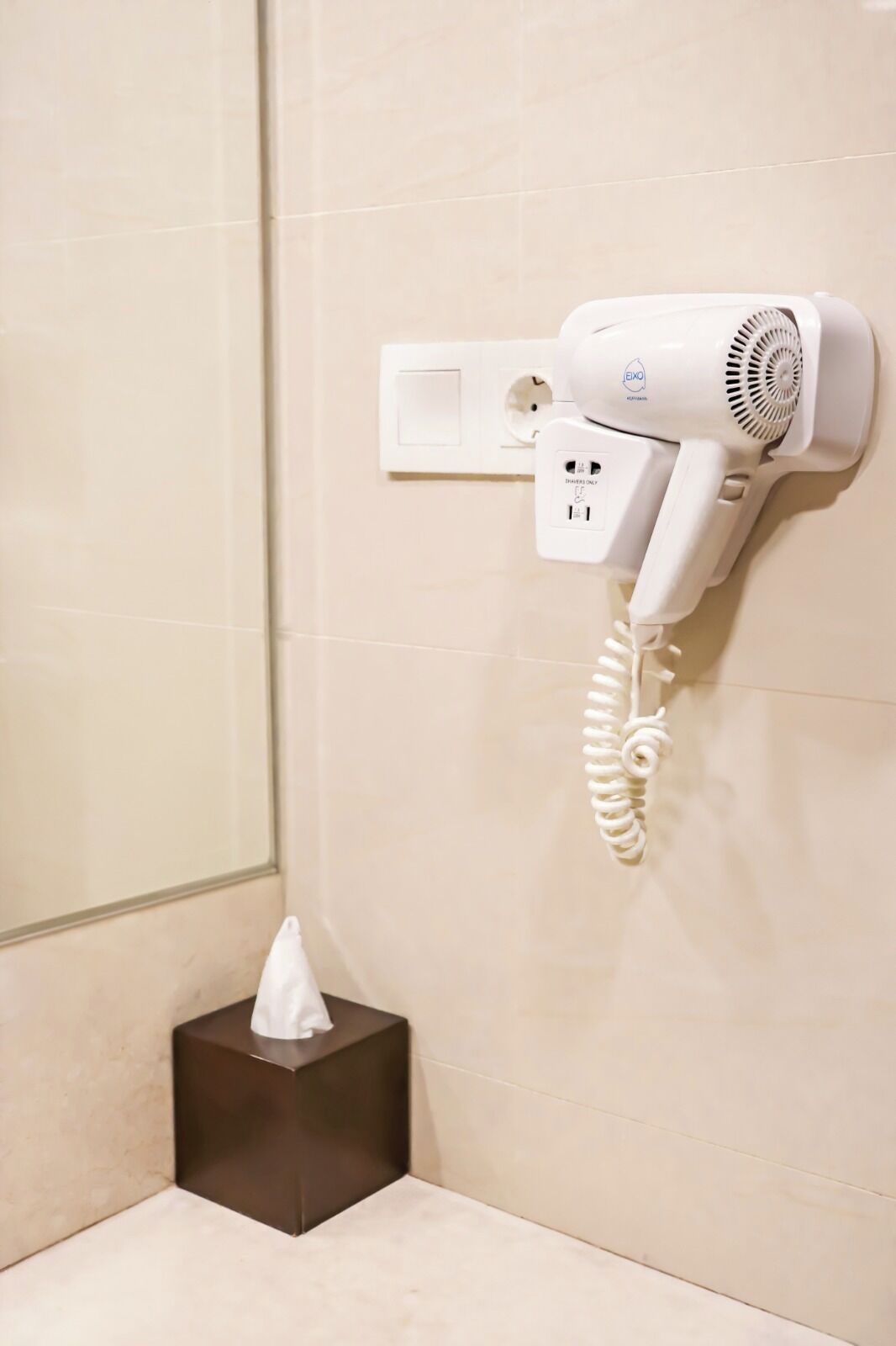 shower, free toiletries, hair dryer, slippers