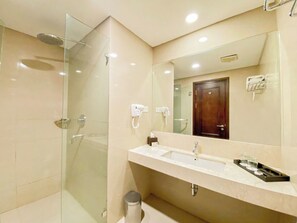 Dusche, kostenlose Toilettenartikel, Haartrockner, Hausschuhe