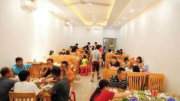 Serveert ontbijt, lunch, diner, visgerechten