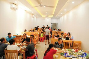 Déjeuner, dßner et souper servis sur place; cuisine de fruits de mer