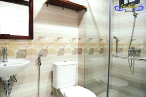 Duş, ücretsiz banyo/kozmetik ürünleri, saç kurutma makinesi, terlik