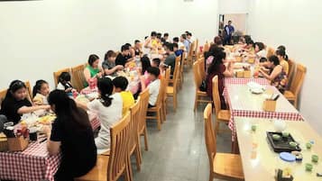Aperto a colazione, pranzo e cena, frutti di mare