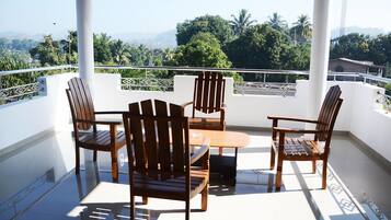 Quarto casal superior, 1 quarto, sacada, vista para a montanha | 1 quarto, ferros/tábuas de passar roupa, Wi-Fi de cortesia