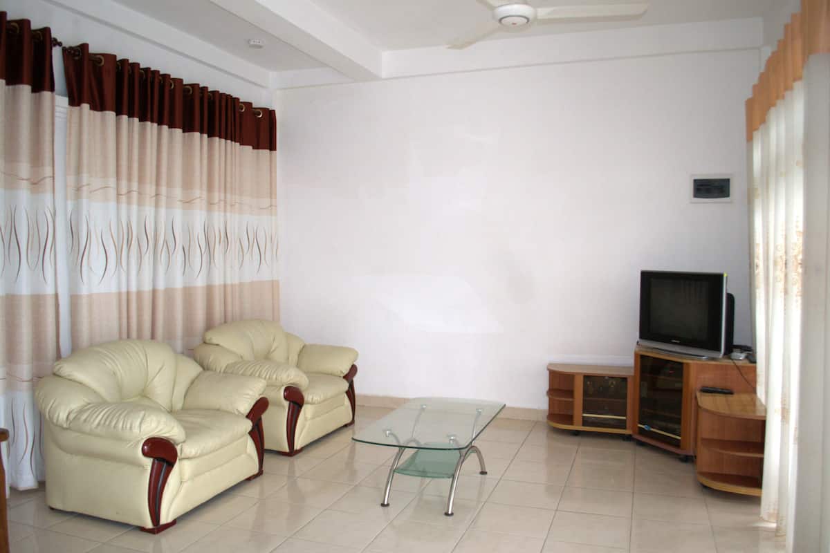 Departamento superior, 1 habitación, Terraza, vista a la montaña | 1 habitación, tabla de planchar con plancha, wifi gratis y ropa de cama