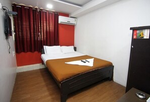 Deluxe Double Room, 1 Queen Bed, Smoking | Desk, iron/ironing board, rollaway beds, free WiFi