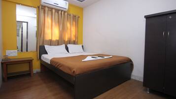 Deluxe Double Room, 1 Queen Bed, Smoking | Desk, iron/ironing board, rollaway beds, free WiFi