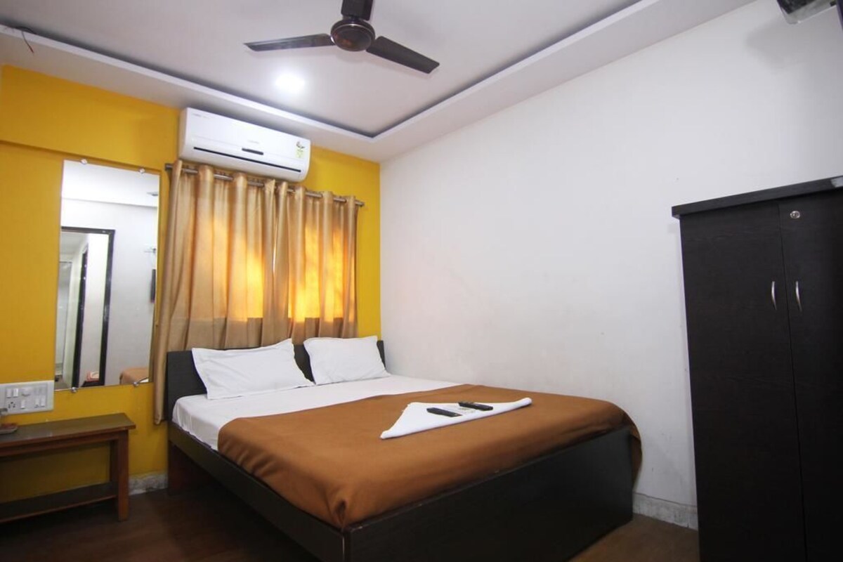 Deluxe Double Room, 1 Queen Bed, Smoking | Desk, iron/ironing board, rollaway beds, free WiFi
